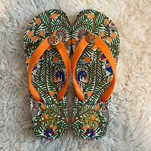 Tory burch multi color summer flip flops